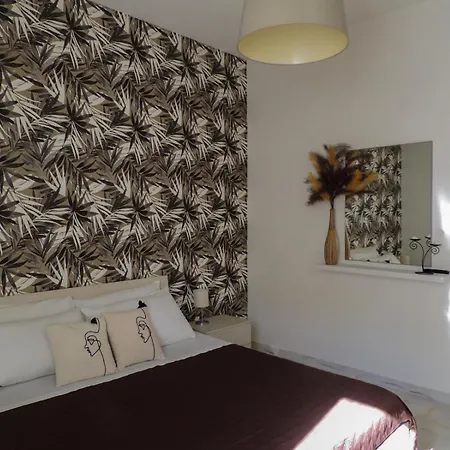 Dolphin House Apartment *